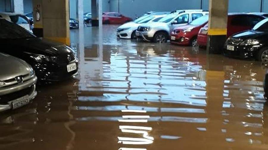 O condomínio precisa indenizar moradores em caso de chuvas fortes e alagamento?